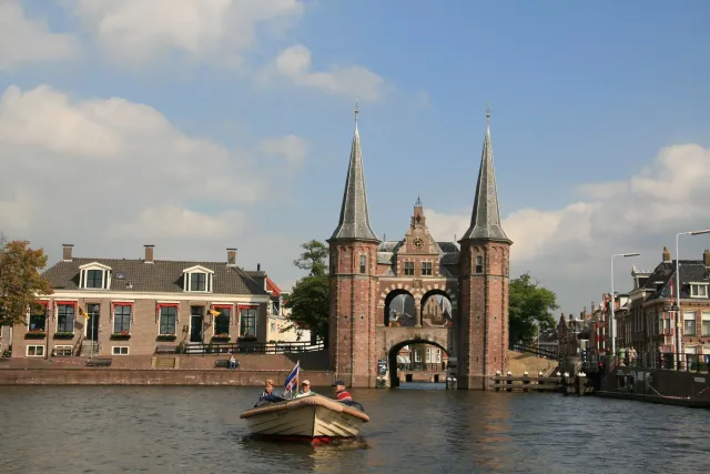 Varen langs de Waterpoort in Sneek