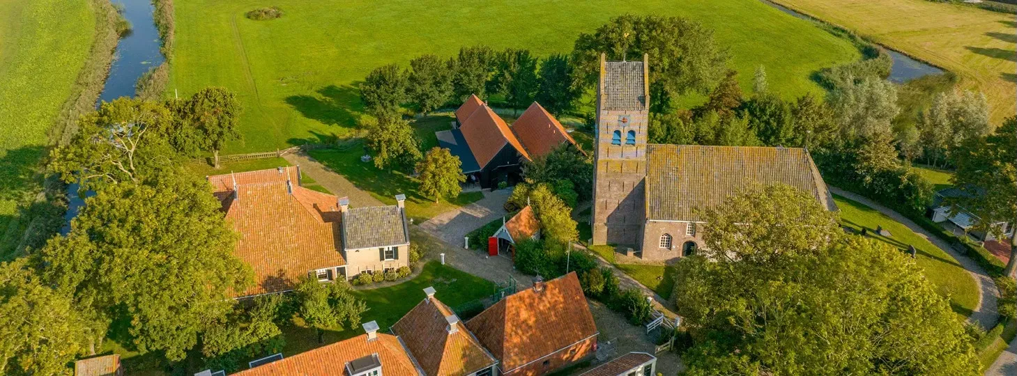 Ons Erf in Allingawier is een plek waar historie, emotie en gemeenschap samenkomen. Een unieke locatie waar mensen betekenisvolle momenten beleven.