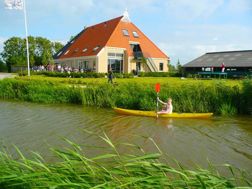 Bij Slachtehiem lekker actief op het water met een kano