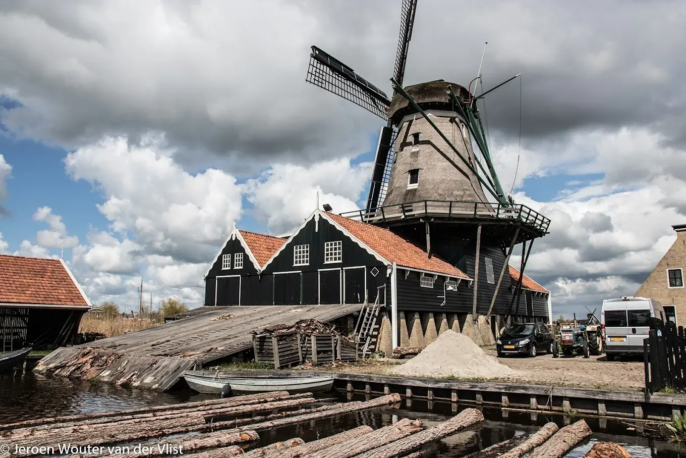 De Rat is een achtkante stellingmolen in IJlst en werd gebouwd in 1828. Naast de windmolen staat de molenaarswoning.