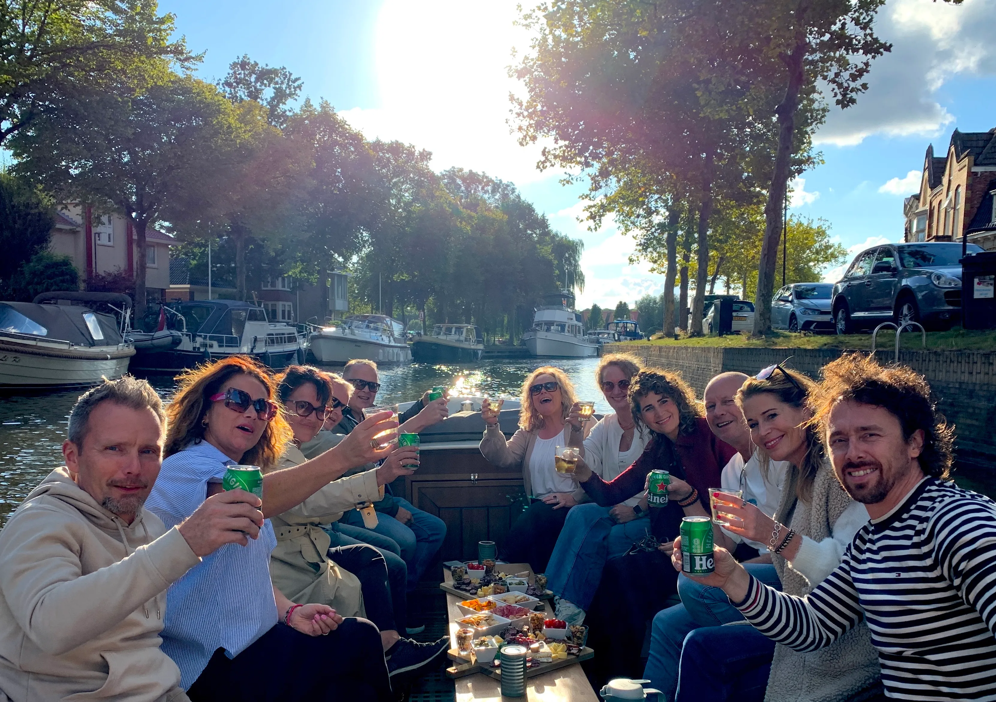 Lekker met je familie, vrienden of collegae borrelen en eten in de borrelboot Bolsward.