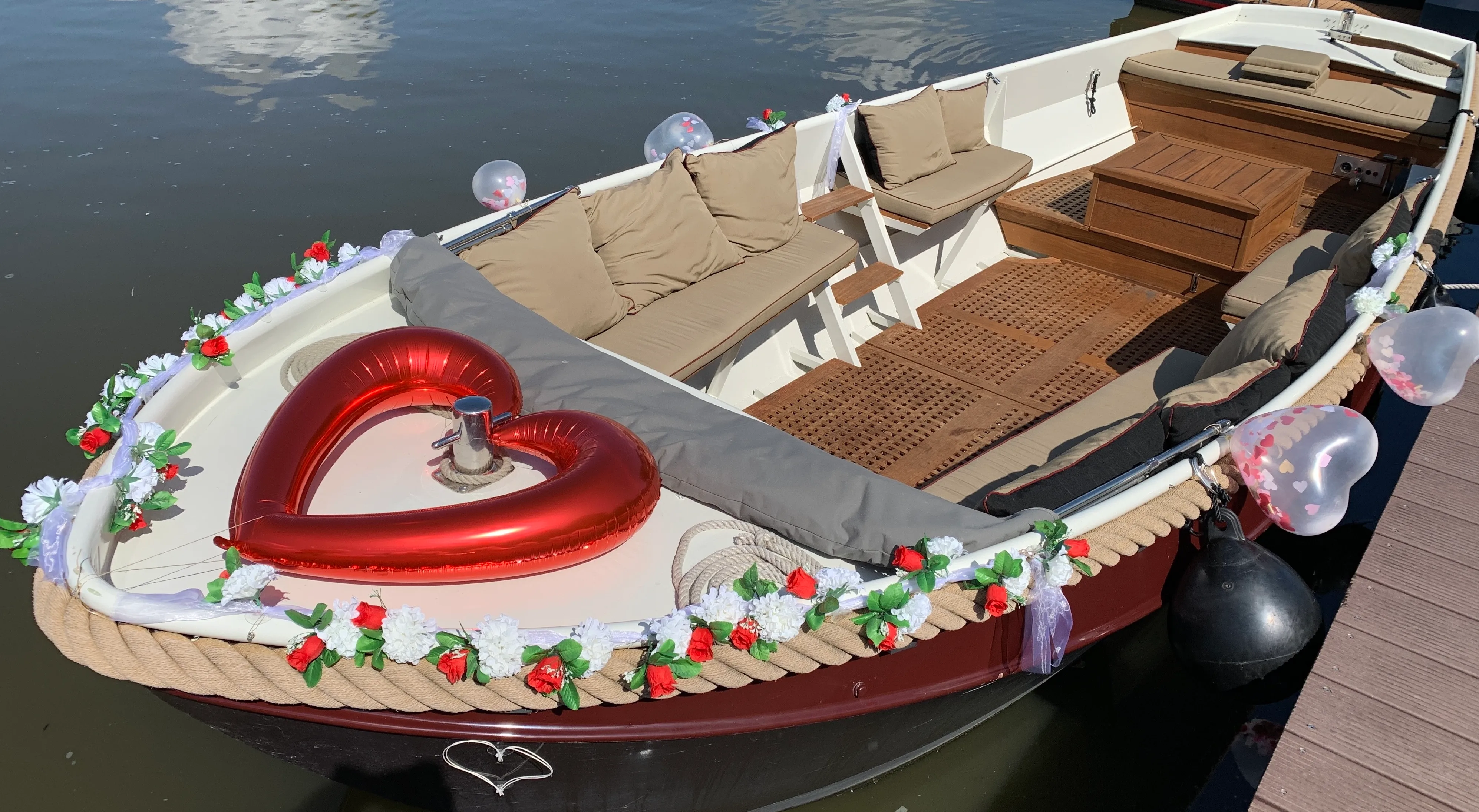 Trouwen in een luxe sloep van Sloepverhuur Bolsward. Aan het stuur bruid of bruidegom maar kan ook met schipper.