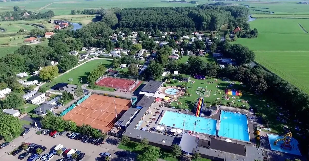 Kom tot rust op deze camping in Witmarsum met openlucht zwembad