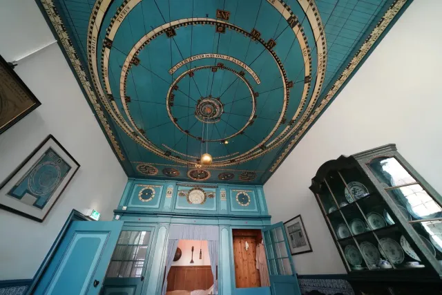 Het koninklijk Eise Eisinga Planetarium in Franeker bezoeken met een sloep van Sloepverhuur Bolsward.