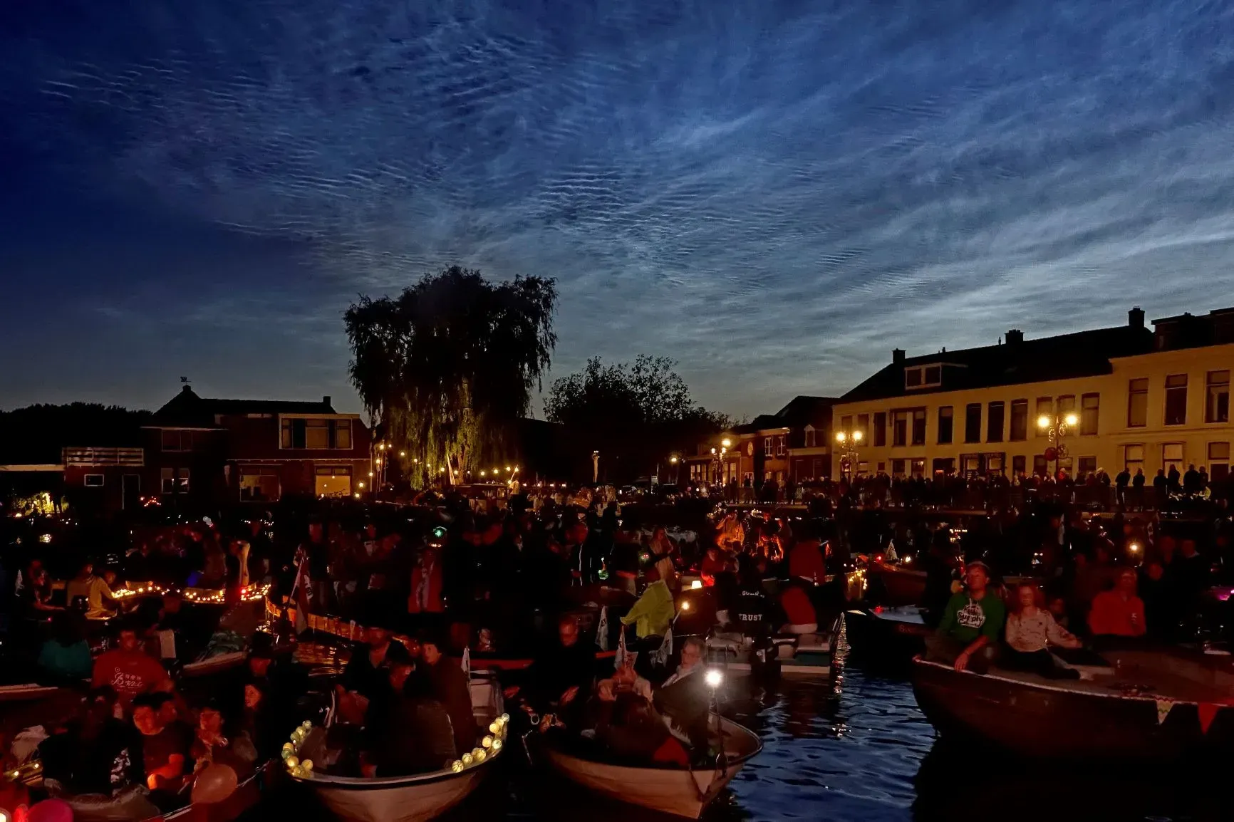 Tsillen in de sloep tijdens het Pinksterweekend in Bolsward