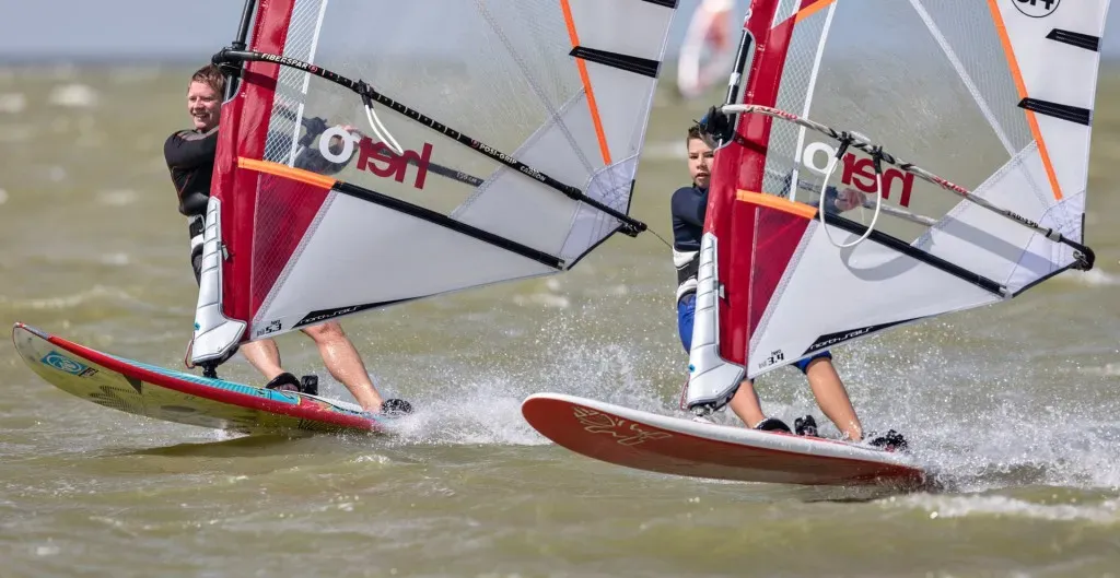 Heerlijk alleen of met meerdere vrienden windsurfen op het IJsselmeer