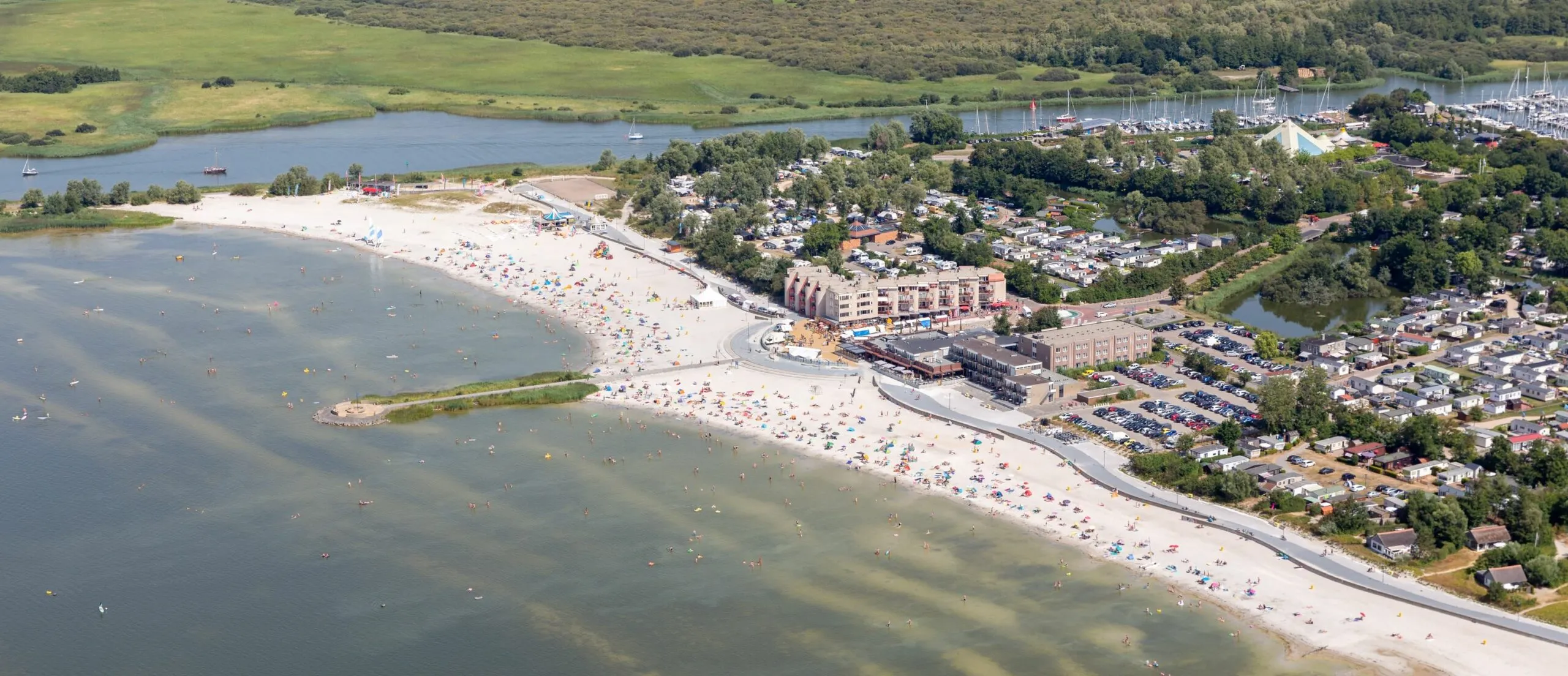 Mooi chalet op camping De Holle Poarte in Makkum, ook te combineren met een sloep van Sloepverhuur Bolsward.