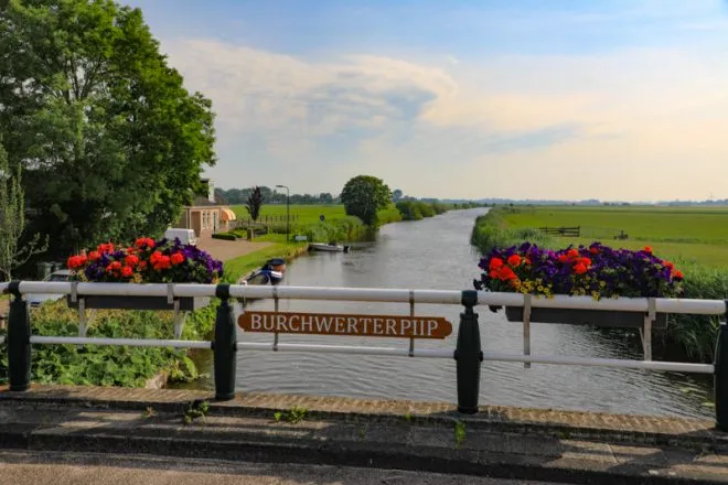 Brug in Burgwerd met zicht richting Wommels