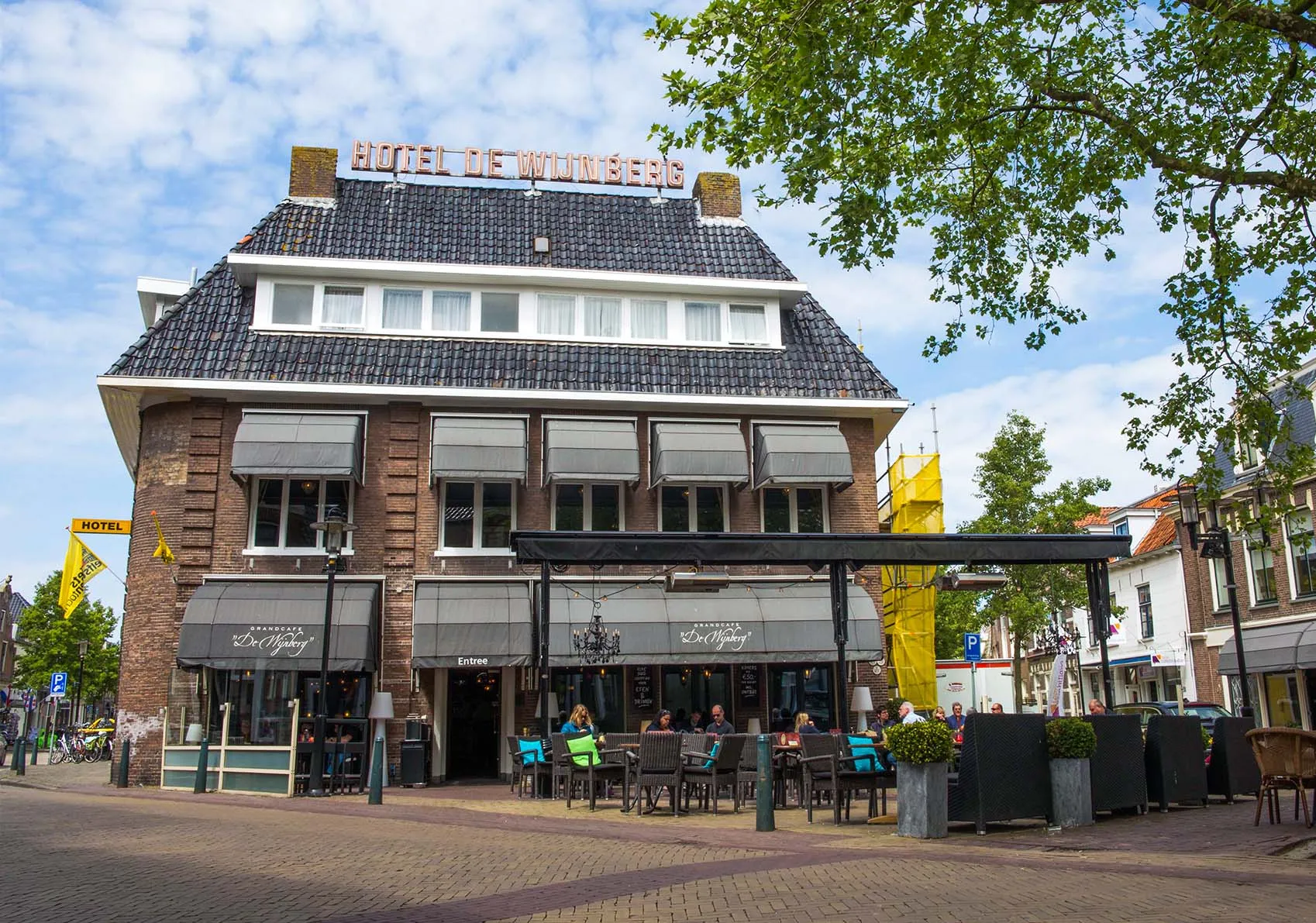 Vaar met de sloep van Sloepverhuur Bolsward langs Hotel De Wijnberg