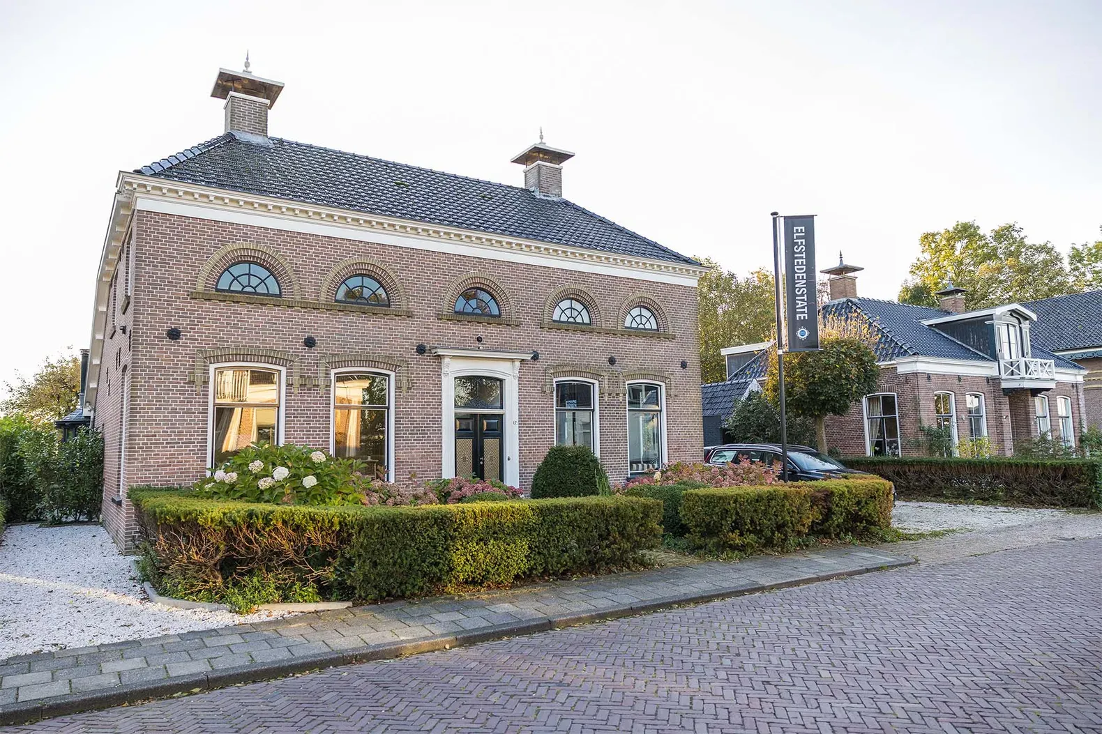 B&B Elfstedenstate ligt op fietsafstand van Bolsward, Sneek, Franeker en Leeuwarden, in de Friese Greidhoeke. De woning is een voormalig kaaspakhuis uit 1874. Het pand deed ooit dienst als Herberg. De omgeving biedt prachtige fiets, wandel en vaarroutes in natuurgebieden.