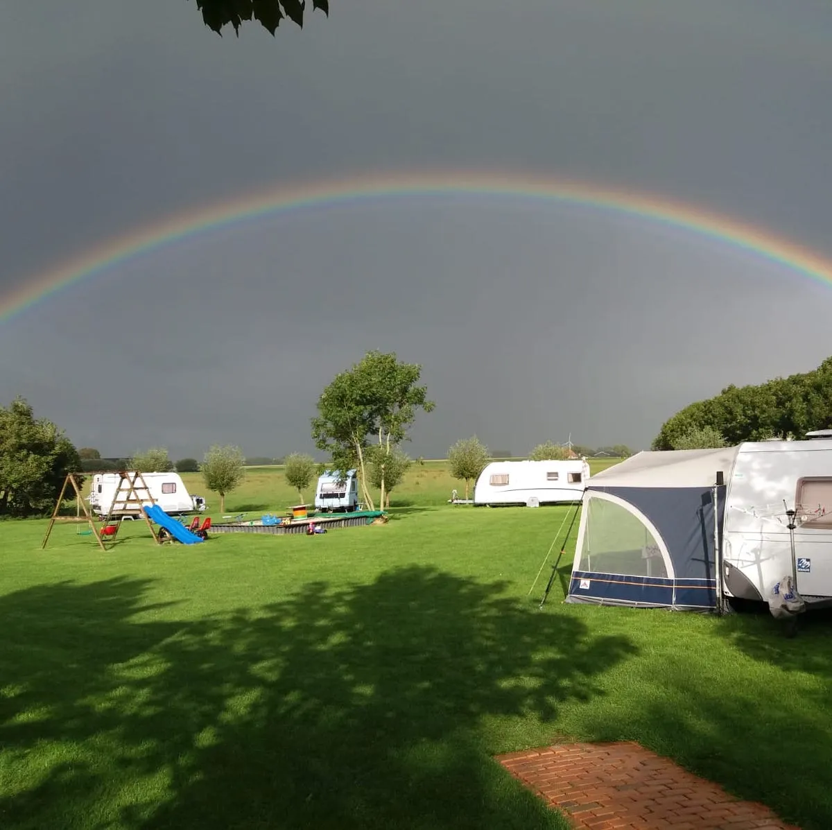 Vaar met de sloep van Sloepverhuur Bolsward langs camping 'Fûgefrij'.