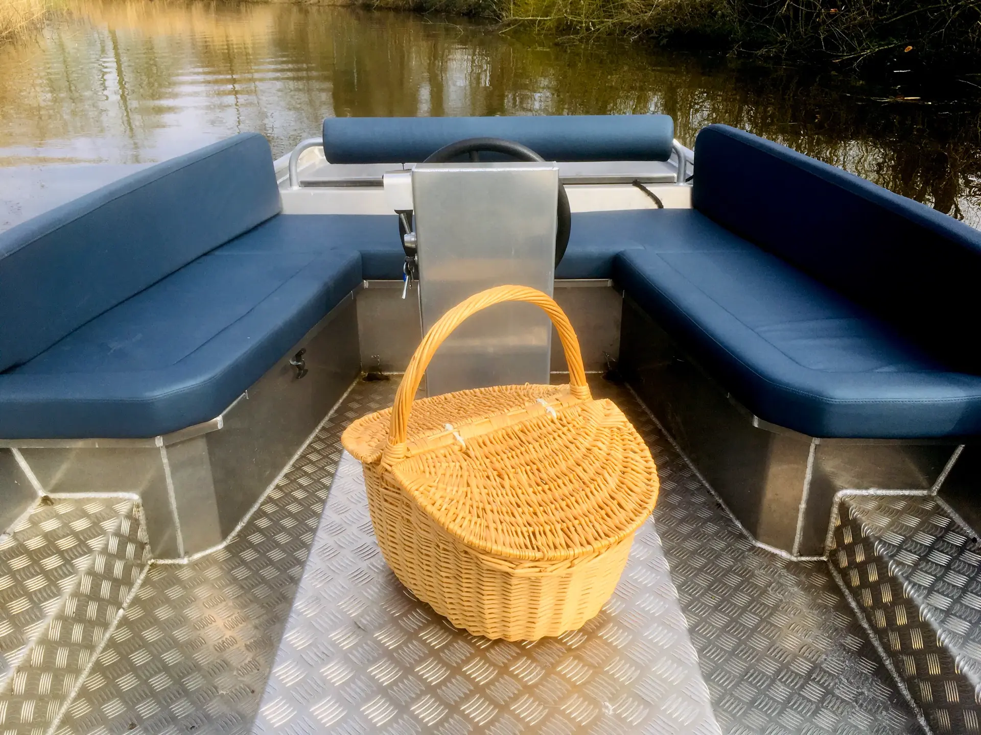 Elektrische sloep met mooi stuurconsole en volop ruimte