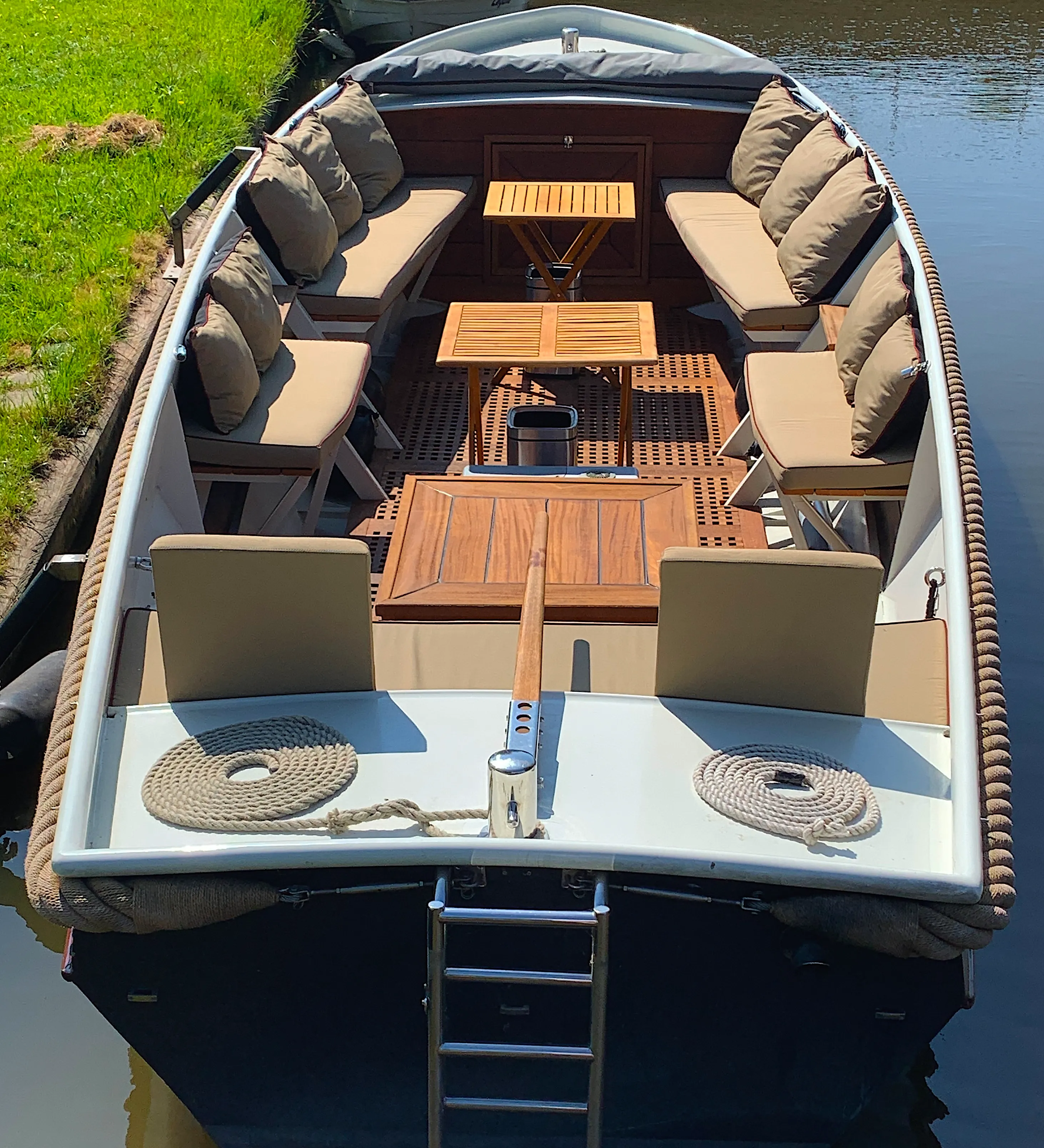 Luxe 12-persoons sloep met schipper, ontdek Friesland. Vaar naar Harlingen of Franeker.