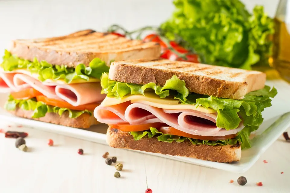 Doe een floating lunch aan boord van een sloep van Sloepverhuur Bolsward