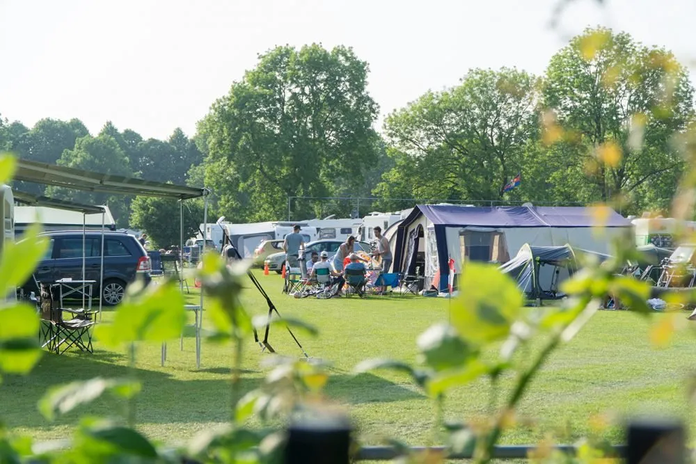 De stadscamping van Bolsward vind je op het zwembadterrein en heeft 18 standplaatsen