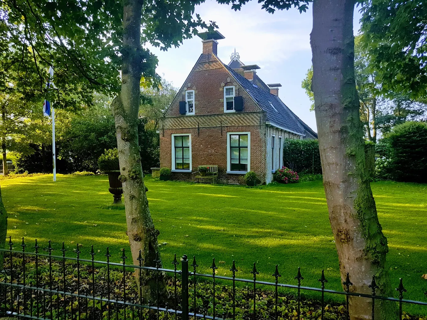 Gezellig met vrienden en familie verblijven in een luxe comfortabele groepsaccommodatie met eigen slaapkamers.