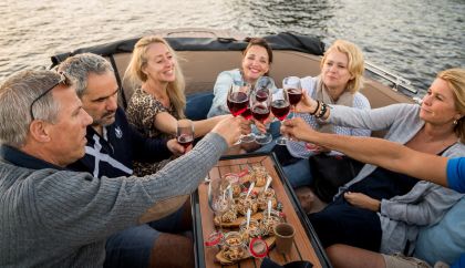 Lekker met je familie, vrienden of collegae borrelen en eten in de borrelboot Bolsward.