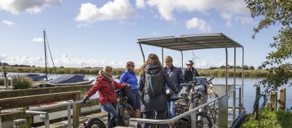 Avontuurlijk fietsen door Friesland en laat je overzetten door een fietspont.