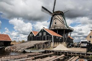 De Rat is een achtkante stellingmolen in IJlst en werd gebouwd in 1828. Naast de windmolen staat de molenaarswoning.