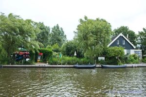 Maak een rondvaart in en om Bolsward en 
bezoek Theetuin 'Kootje bij de brug' in Wolsum.