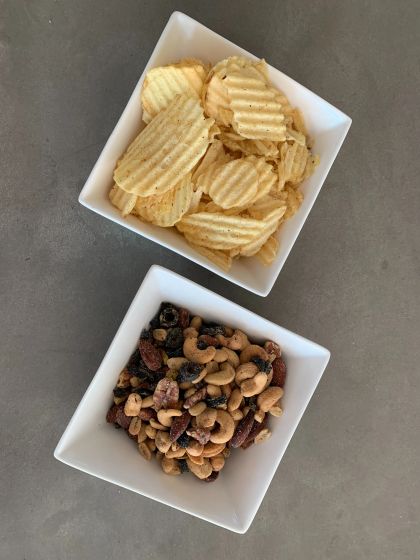 Heerlijke nootjes en chips in de sloep met met een verfrissend drankje.