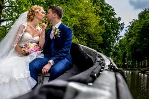 Trouwen in een luxe sloep van Sloepverhuur Bolsward. Aan het stuur bruid of bruidegom maar kan ook met schipper.