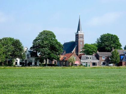 Tjerkwerd ligt aan de Workumertrekvaart tussen Bolsward en Workum