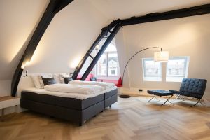 Luxe, moderne en knusse kamers om heerlijk te relaxen na een dag varen met een sloep van Sloepverhuur Bolsward.