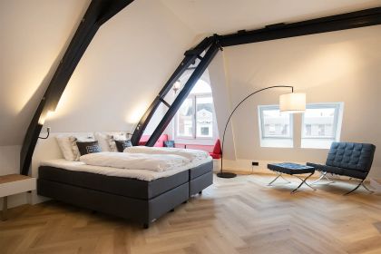 Luxe, moderne en knusse kamers om heerlijk te relaxen na een dag varen met een sloep van Sloepverhuur Bolsward.