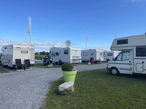 Camperplaatsen direct aan het water midden in het groene hart van Wommels. De plaatsen zijn verhard en ruim opgezet.