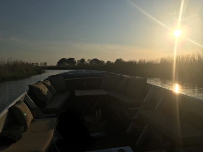 Genieten van ruimte, rust en natuur. Een ultieme beleving in Súd West Fryslân. Neem bijvoorbeeld je fiets mee in de sloep.