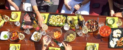 Catering aan boord bij sloepverhuur in Friesland voor ultiem genieten. Kom naar Bolsward.