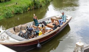 Schaats Elfstedenroute varen in sloep met fietsen aan boord