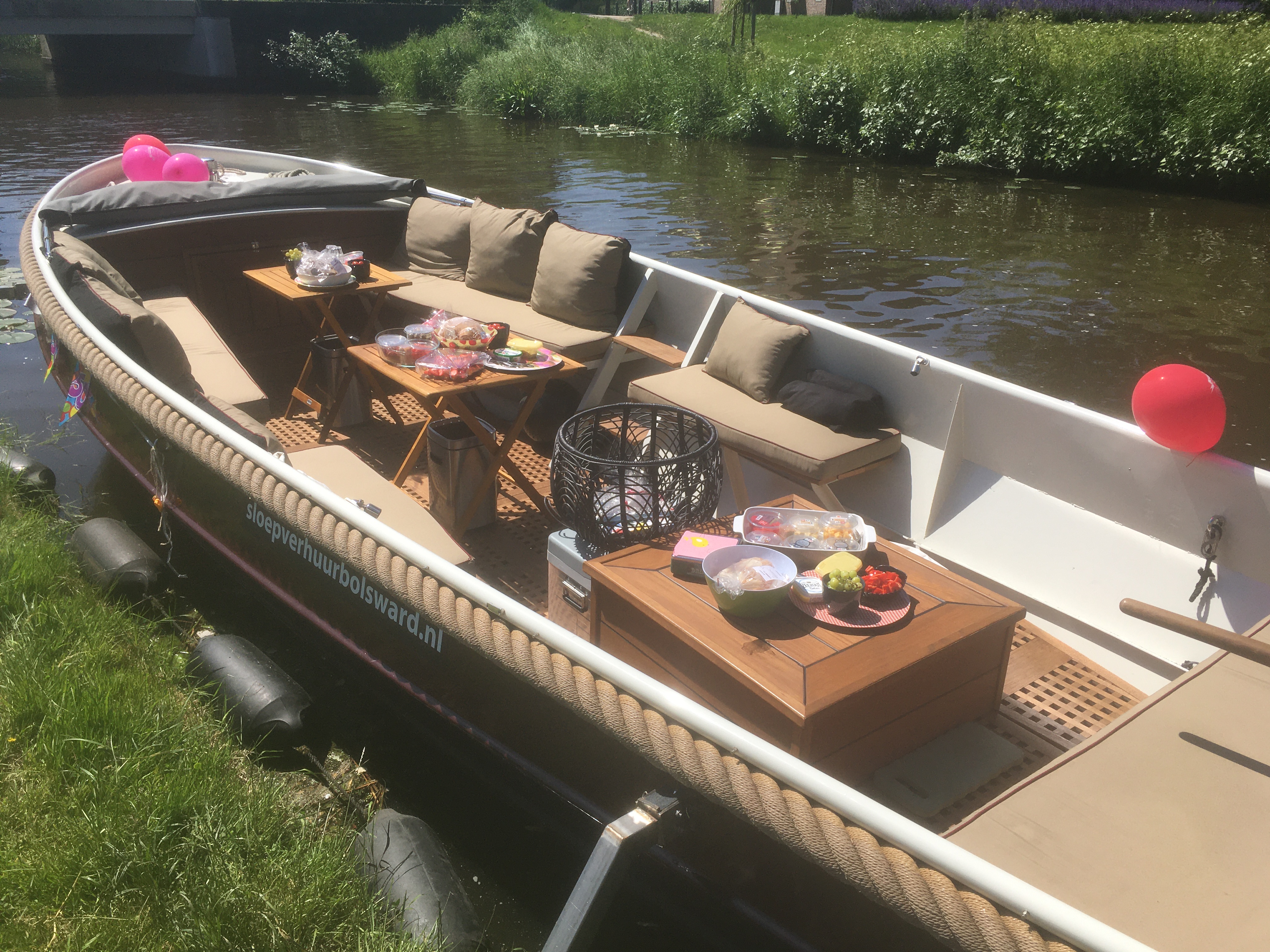 Feestje in een luxe sloep met catering in Súdwest Fryslân