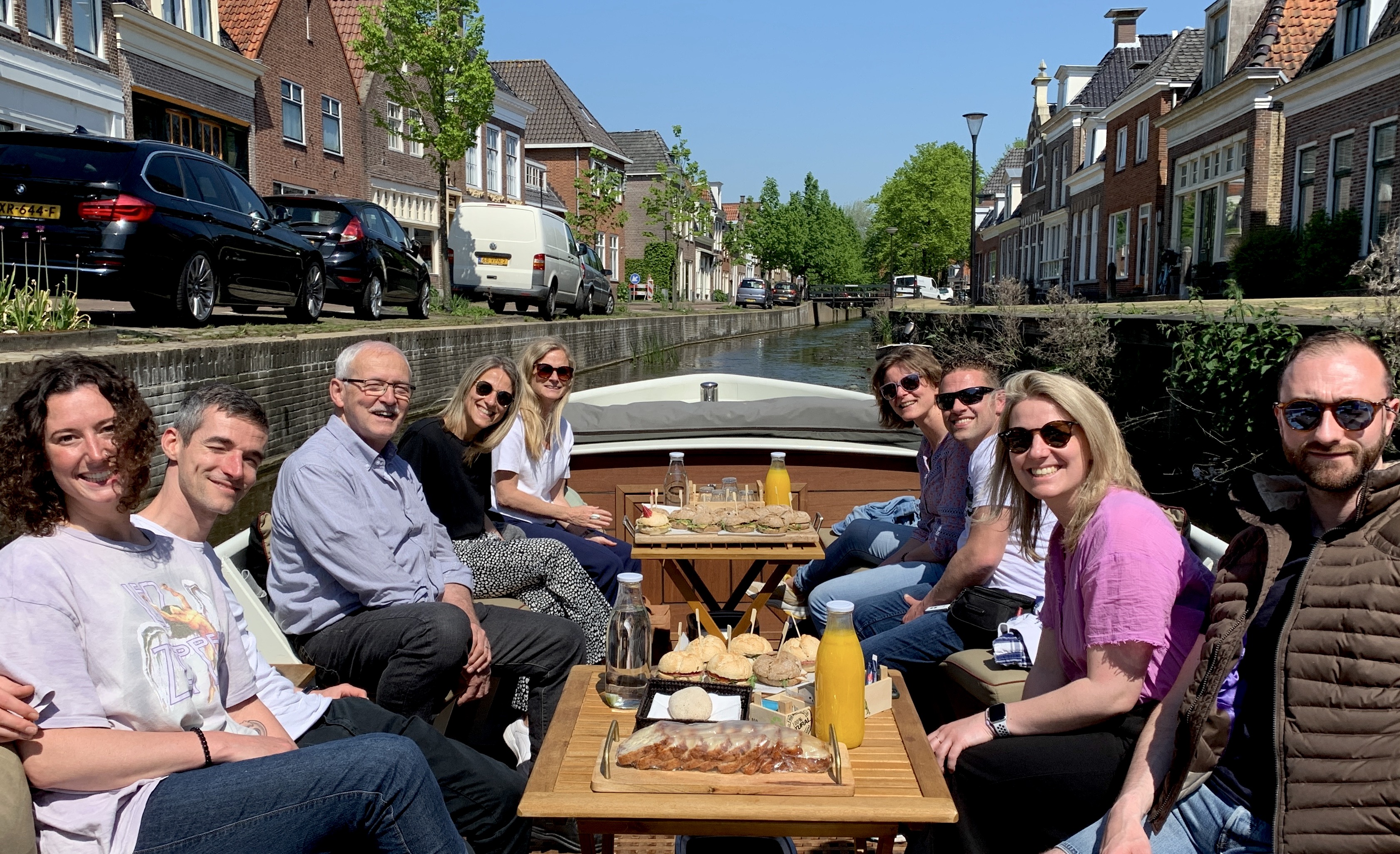 Huur een sloep - boot in Friesland, Sneek, Workum en geniet van een lunch aan boord